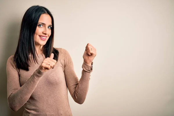 Ung Brunett Kvinna Med Blå Ögon Bär Casual Tröja Över — Stockfoto