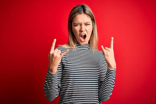 Junge Schöne Blonde Frau Lässig Gestreiftem Pullover Über Rotem Isoliertem — Stockfoto