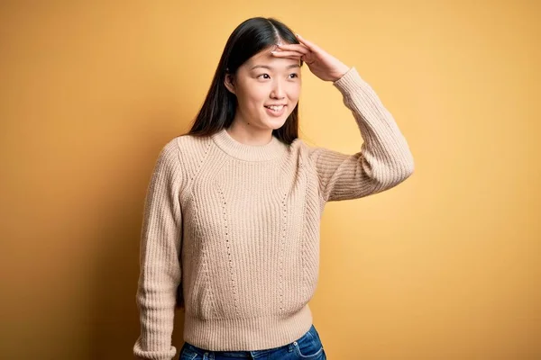 평상복같은 스웨터를 아름다운 아시아 여인은 바라보면서 행복해 미소를 지었다 — 스톡 사진