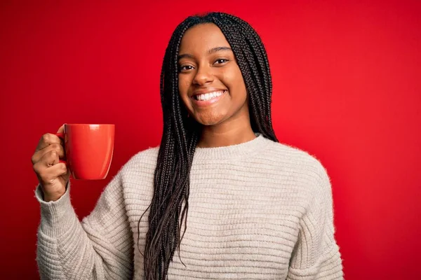 Fiatal Afro Amerikai Lány Iszik Egy Csésze Kávét Piros Elszigetelt — Stock Fotó