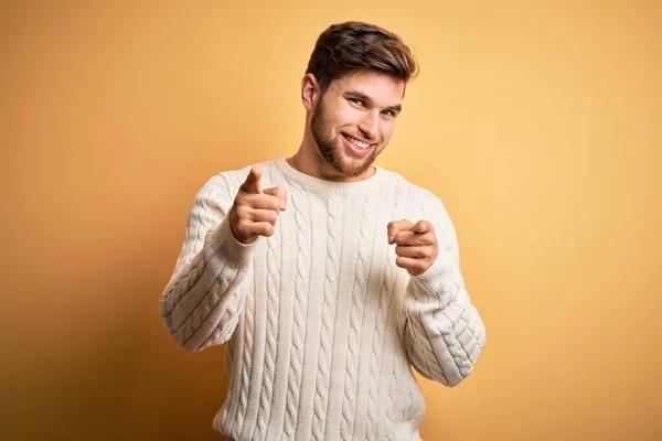 Jonge Blonde Man Met Baard Blauwe Ogen Met Witte Trui — Stockfoto