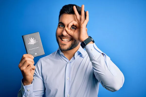 Joven Turista Guapo Sosteniendo Australia Pasaporte Australiano Sobre Fondo Azul — Foto de Stock
