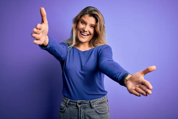 Jovem Mulher Loira Bonita Vestindo Camiseta Casual Sobre Fundo Roxo — Fotografia de Stock