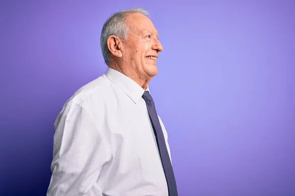 Cinza Cabelo Sênior Negócios Homem Elegante Sobre Fundo Isolado Roxo — Fotografia de Stock