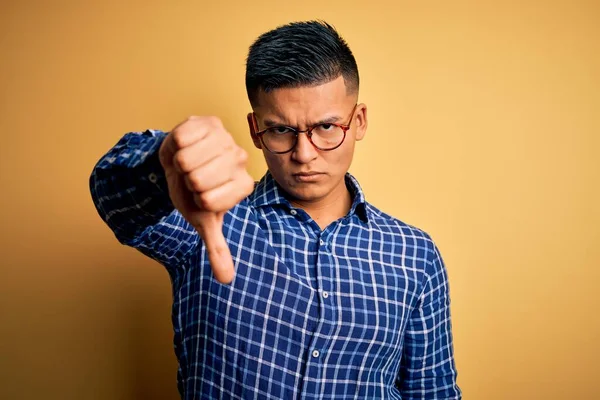 Homem Latino Bonito Jovem Vestindo Camisa Casual Óculos Sobre Fundo — Fotografia de Stock