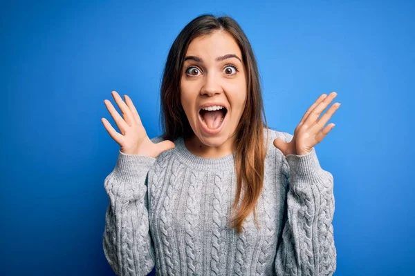 Bella Giovane Donna Indossa Maglione Lana Casual Piedi Sfondo Blu — Foto Stock