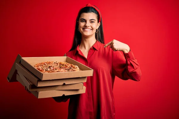 Genç Güzel Esmer Bir Kadın Kırmızı Arka Planda Talyan Pizzasıyla — Stok fotoğraf