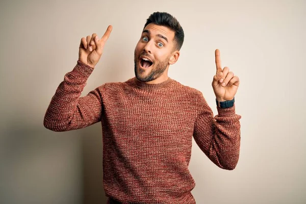 Jovem Homem Bonito Vestindo Camisola Casual Sobre Fundo Branco Isolado — Fotografia de Stock