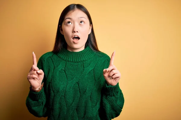 Sarıya Boyanmış Yeşil Kış Süveteri Giyen Genç Asyalı Kadın Şaşırmış — Stok fotoğraf