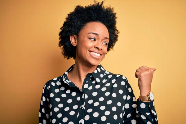 Mladý Krásný Afroameričan Afro Žena Kudrnaté Vlasy Sobě Ležérní Košile — Stock fotografie
