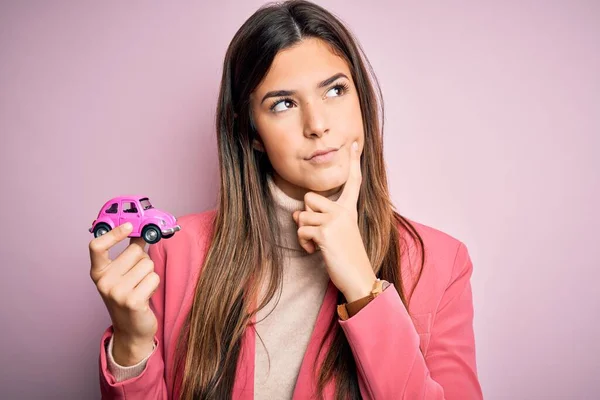 Jovem Menina Bonita Segurando Brinquedo Carro Pequeno Sobre Fundo Rosa — Fotografia de Stock