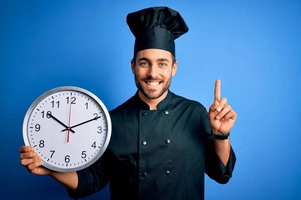 Junger Gutaussehender Mann Mit Bart Der Eine Einheitliche Standuhr Trägt — Stockfoto