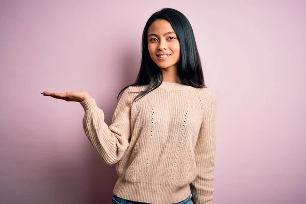 Joven Hermosa Mujer China Con Suéter Casual Sobre Fondo Rosa —  Fotos de Stock