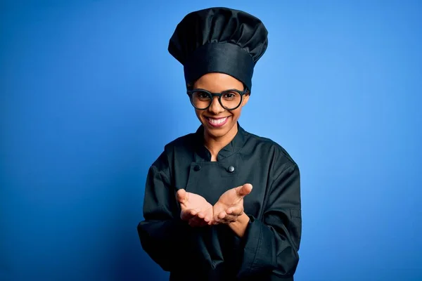 Jonge Afro Amerikaanse Chef Kok Vrouw Draagt Fornuis Uniform Hoed — Stockfoto