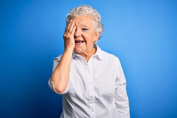 Senior Hermosa Mujer Con Camisa Elegante Pie Sobre Fondo Azul — Foto de Stock