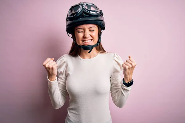 Jovem Bela Mulher Motociclista Com Olhos Azuis Vestindo Capacete Moto — Fotografia de Stock