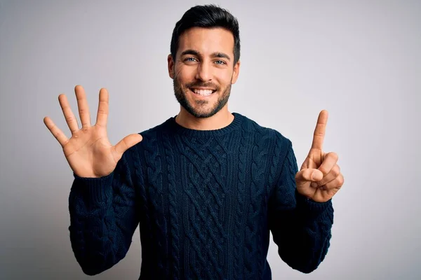 Jonge Knappe Man Met Baard Draagt Casual Trui Staan Witte — Stockfoto