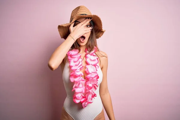 Junge Schöne Brünette Frau Urlaub Badeanzug Und Hawaiiblumen Die Schockiert — Stockfoto