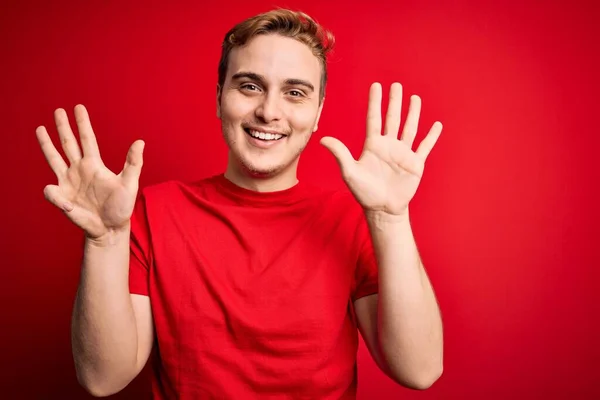 Młody Przystojny Rudy Mężczyzna Luźnej Koszulce Odizolowanym Czerwonym Tle Pokazuje — Zdjęcie stockowe