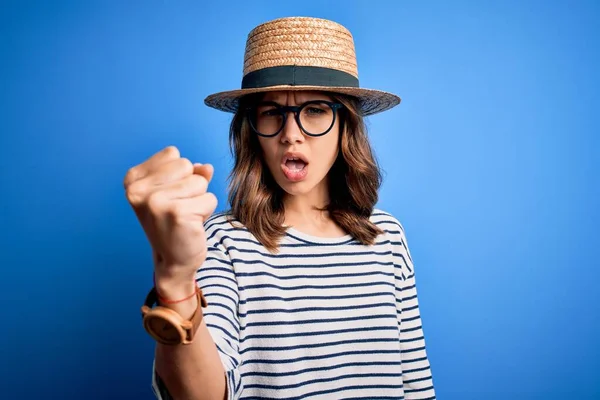Genç Sarışın Gözlüklü Şapkalı Bir Kız Öfkeli Sinirli Bir Şekilde — Stok fotoğraf