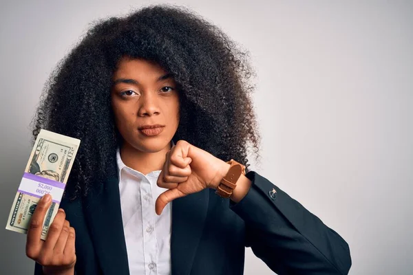 アフロヘアの若いアフリカ系アメリカ人のビジネス女性が怒っている顔をした20ドル紙幣の束を保持し 親指で嫌いを示す負の記号 拒否の概念 — ストック写真