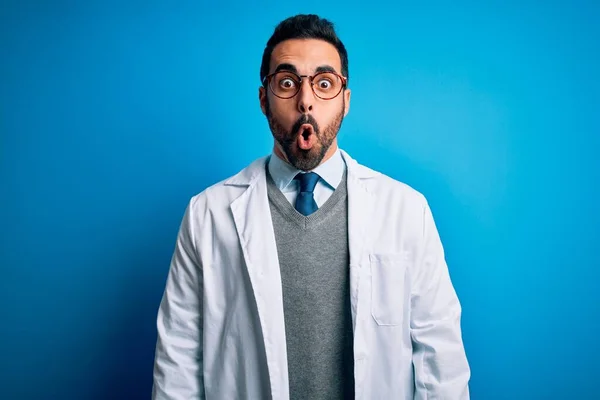 Joven Médico Guapo Con Barba Vistiendo Abrigo Gafas Sobre Fondo — Foto de Stock