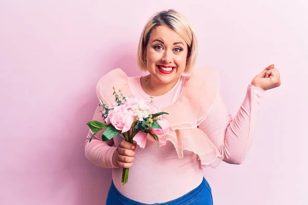 Mooie Blonde Size Vrouw Met Boeket Van Roze Bloemen Geïsoleerde — Stockfoto