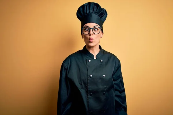 Jovem Bela Mulher Chef Morena Vestindo Uniforme Fogão Chapéu Sobre — Fotografia de Stock