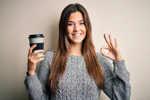 Giovane Bella Ragazza Bere Tazza Caffè Piedi Sfondo Bianco Isolato — Foto Stock