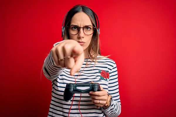 금발의 여자가 패드를 사용하여 위에서 비디오 게임을 있습니다 카메라를 손가락으로 — 스톡 사진