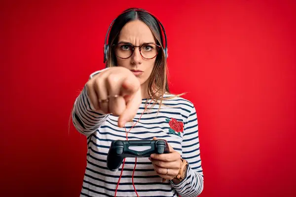 Giovane Donna Gamer Bionda Utilizzando Gamepad Giocare Videogiochi Sfondo Rosso — Foto Stock