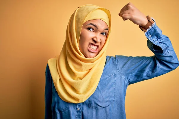Молода Красива Жінка Кучерявим Волоссям Одягнена Араб Традиційний Хіджаб Жовтому — стокове фото