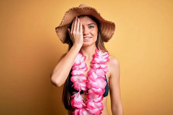 Молодая Красивая Женщина Голубыми Глазами Отпуске Бикини Гавайских Леях Закрывающих — стоковое фото