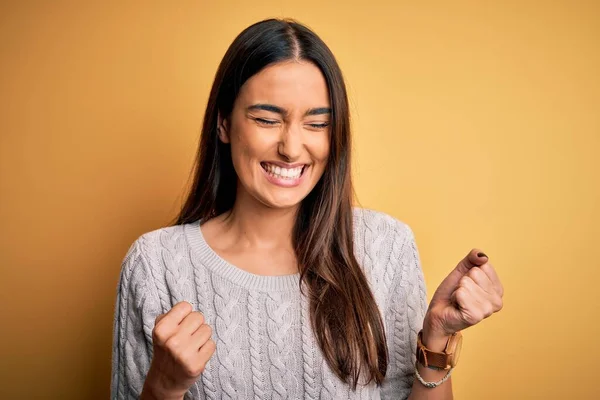 Mladá Krásná Brunetka Žena Bílém Ležérní Svetr Přes Žluté Pozadí — Stock fotografie