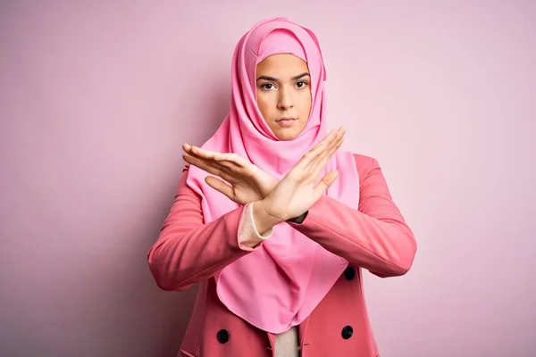 Νέο Όμορφο Κορίτσι Φορώντας Muslim Χιτζάμπ Στέκεται Πάνω Από Απομονωμένο — Φωτογραφία Αρχείου