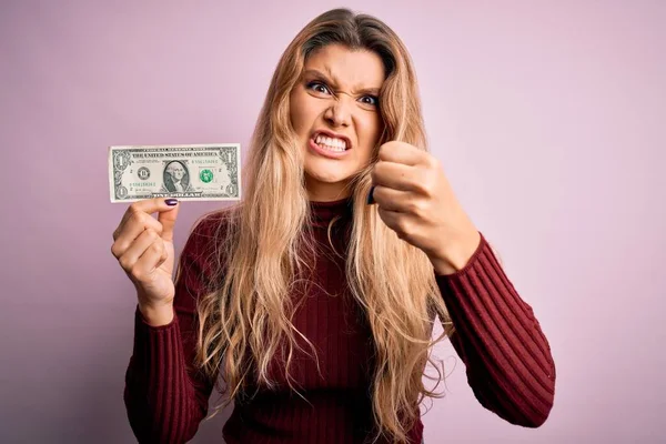 Jovem Mulher Loira Bonita Segurando Uma Nota Dólar Sobre Fundo — Fotografia de Stock