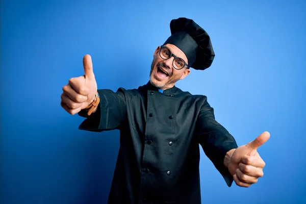 Joven Hombre Guapo Chef Con Uniforme Cocina Sombrero Sobre Fondo — Foto de Stock