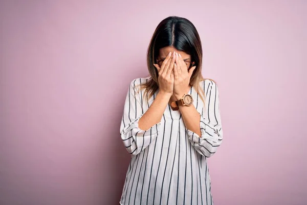 Giovane Bella Donna Indossa Casual Shirt Righe Occhiali Sfondo Rosa — Foto Stock