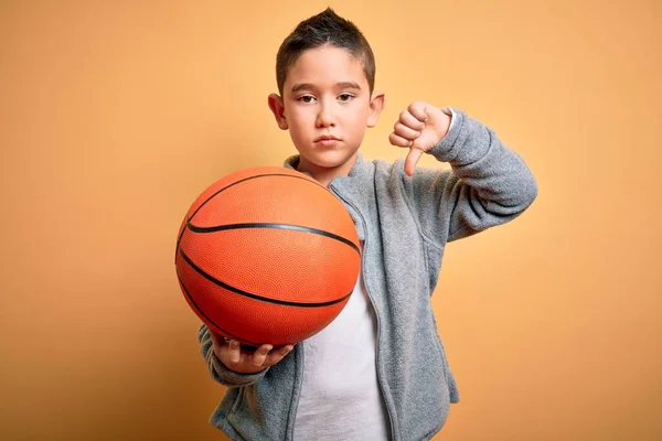 Kleiner Junge Der Mit Basketballball Auf Isoliertem Gelben Hintergrund Mit — Stockfoto