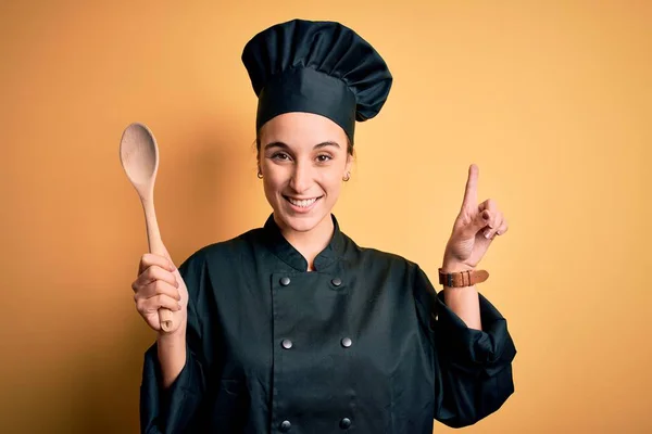 Joven Mujer Hermosa Chef Con Uniforme Cocina Sombrero Sosteniendo Cuchara — Foto de Stock