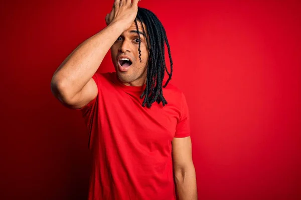 Jovem Afro Americano Afro Americano Bonito Com Dreadlocks Vestindo Camiseta — Fotografia de Stock