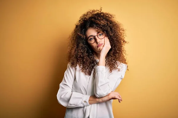 Jovem Bela Mulher Morena Com Cabelo Encaracolado Piercing Vestindo Camisa — Fotografia de Stock