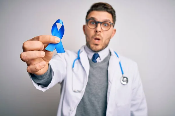 Giovane Medico Indossa Cappotto Medico Tenendo Cancro Del Colon Consapevolezza — Foto Stock