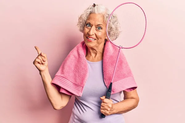 Alta Mujer Pelo Gris Que Lleva Una Raqueta Badminton Con —  Fotos de Stock