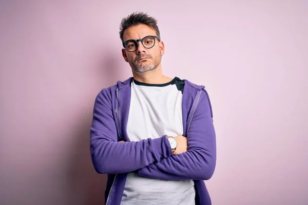 Homem Bonito Jovem Vestindo Camisola Roxa Óculos Sobre Fundo Rosa — Fotografia de Stock