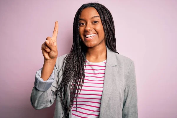 Jeune Femme Affaires Afro Américaine Debout Sur Fond Rose Isolé — Photo