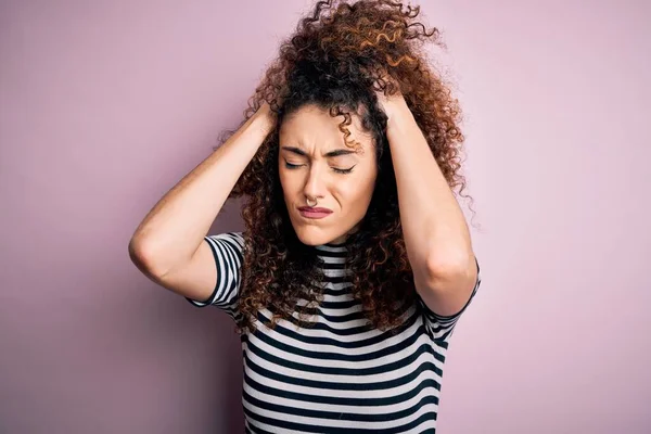 Ung Vacker Kvinna Med Lockigt Hår Och Piercing Bär Casual — Stockfoto