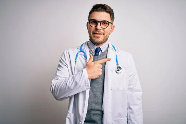 Jovem Médico Homem Com Olhos Azuis Vestindo Casaco Médico Estetoscópio — Fotografia de Stock