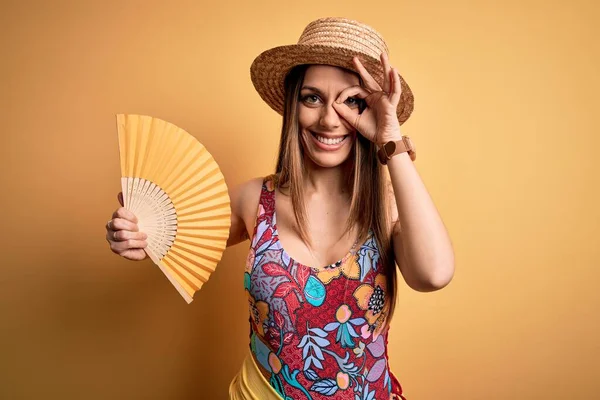 Jovem Mulher Loira Bonita Vestindo Maiô Chapéu Verão Segurando Ventilador — Fotografia de Stock