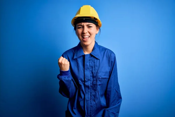 Junge Schöne Arbeiterfrau Mit Blauen Augen Sicherheitshelm Und Uniform Wütend — Stockfoto